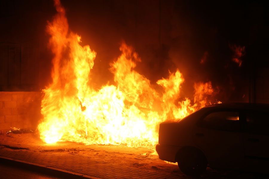 אש בבני-ברק: רכבים הוצתו, התושבים פונו