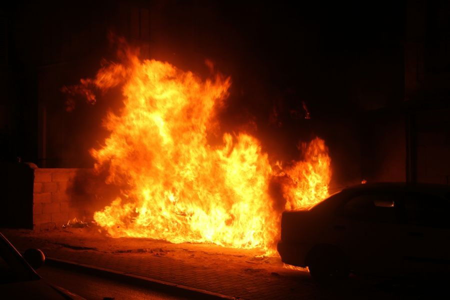 אש בבני-ברק: רכבים הוצתו, התושבים פונו