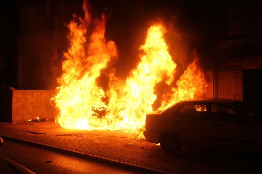 אש בבני-ברק: רכבים הוצתו, התושבים פונו