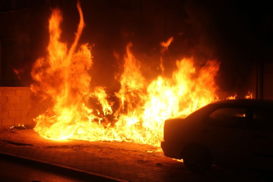 אש בבני-ברק: רכבים הוצתו, התושבים פונו