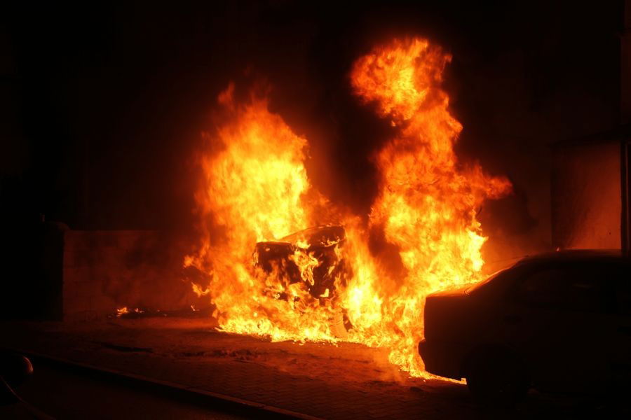 אש בבני-ברק: רכבים הוצתו, התושבים פונו