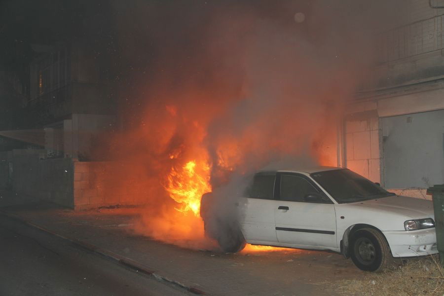 אש בבני-ברק: רכבים הוצתו, התושבים פונו
