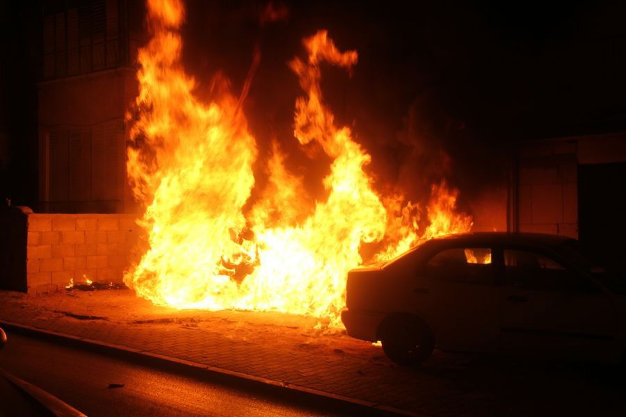 אש בבני-ברק: רכבים הוצתו, התושבים פונו