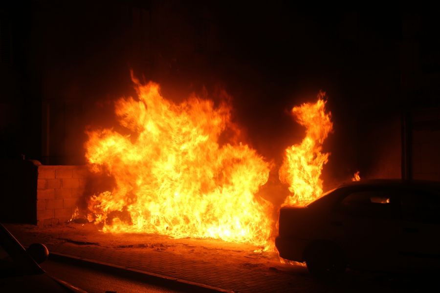 אש בבני-ברק: רכבים הוצתו, התושבים פונו