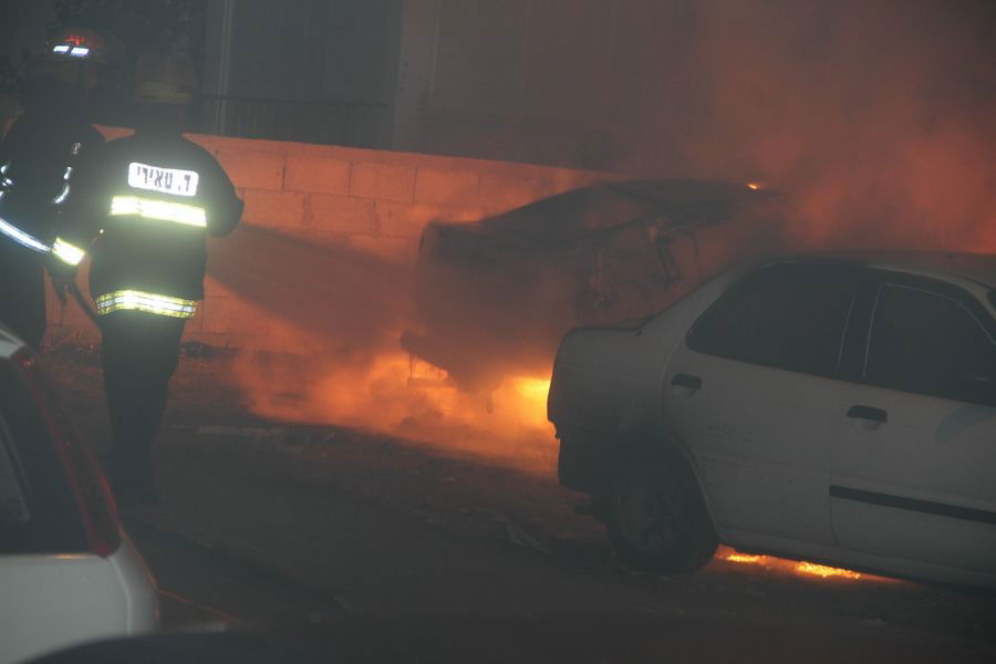 אש בבני-ברק: רכבים הוצתו, התושבים פונו