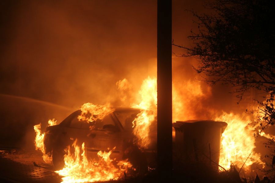 אש בבני-ברק: רכבים הוצתו, התושבים פונו