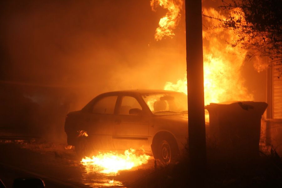 אש בבני-ברק: רכבים הוצתו, התושבים פונו