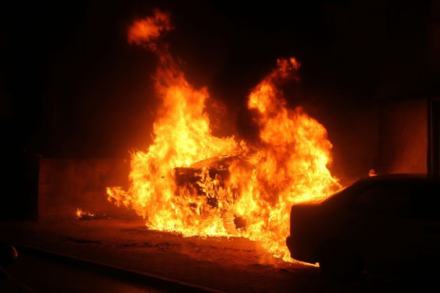 אש בבני-ברק: רכבים הוצתו, התושבים פונו