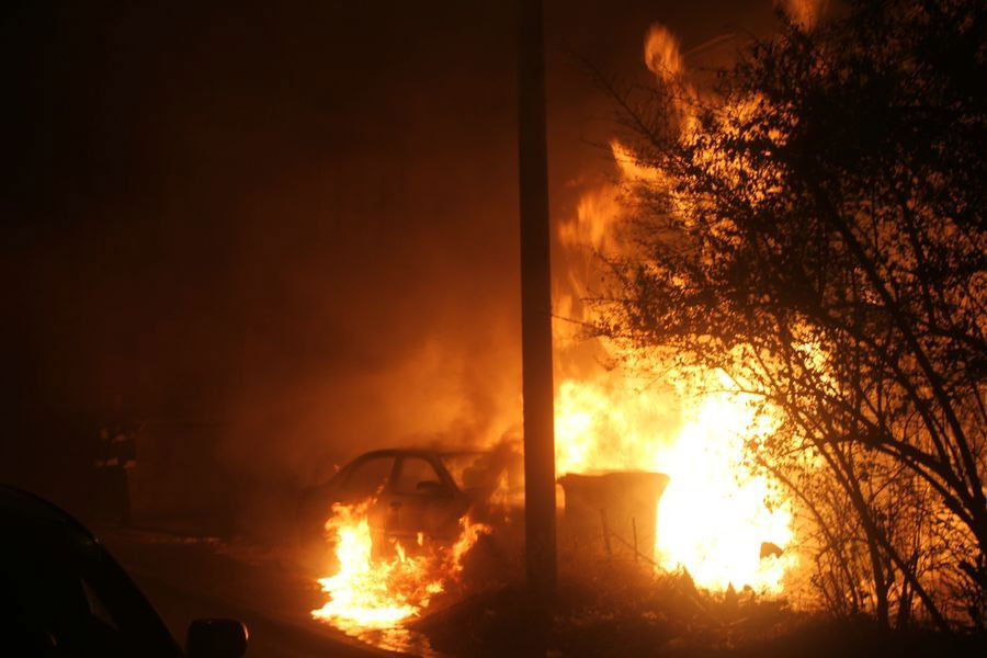 אש בבני-ברק: רכבים הוצתו, התושבים פונו