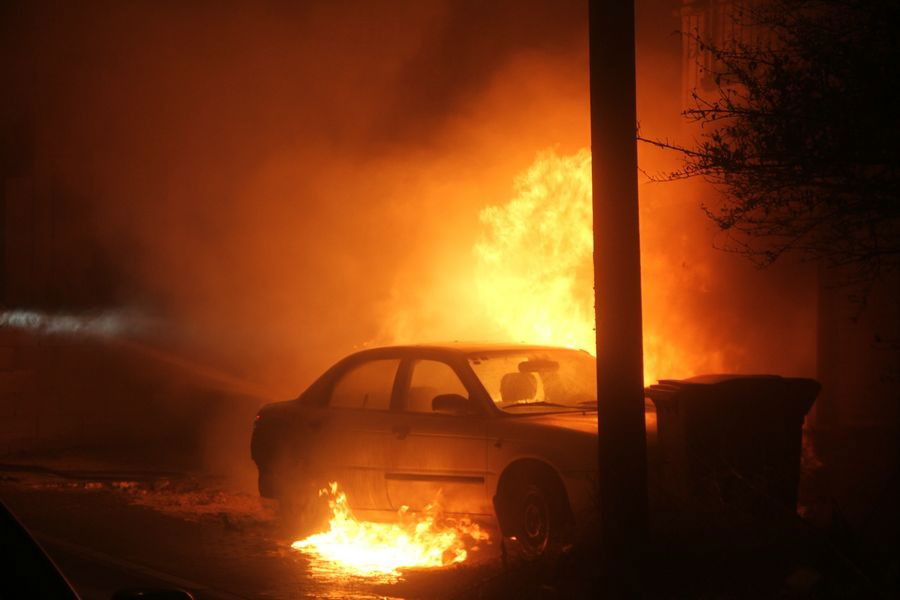 אש בבני-ברק: רכבים הוצתו, התושבים פונו
