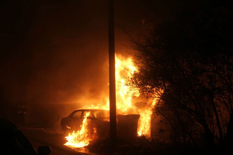 אש בבני-ברק: רכבים הוצתו, התושבים פונו