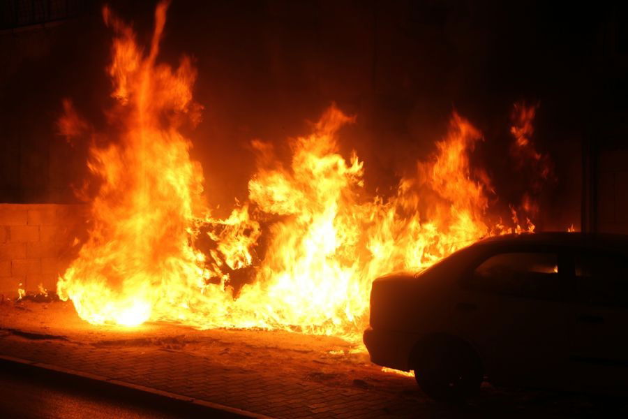 אש בבני-ברק: רכבים הוצתו, התושבים פונו