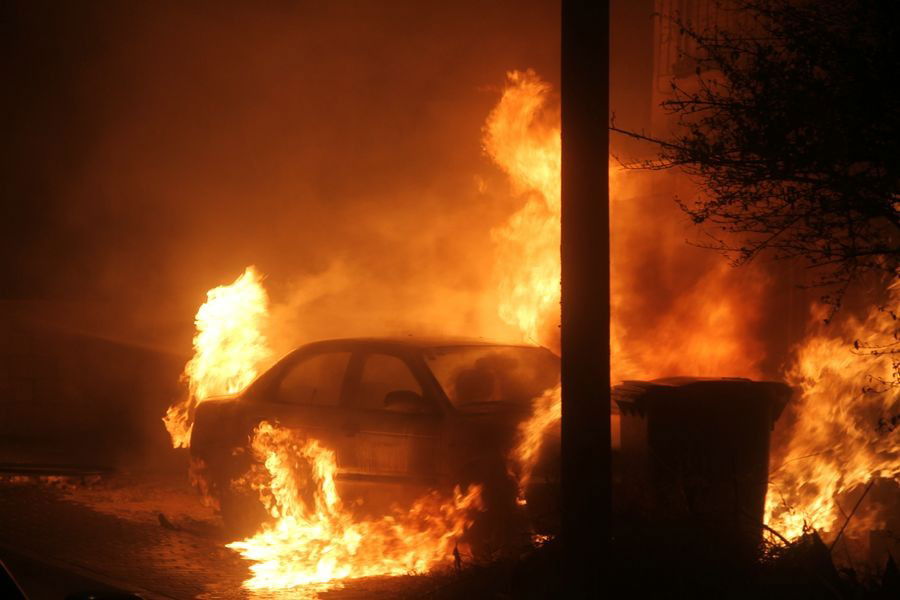 אש בבני-ברק: רכבים הוצתו, התושבים פונו