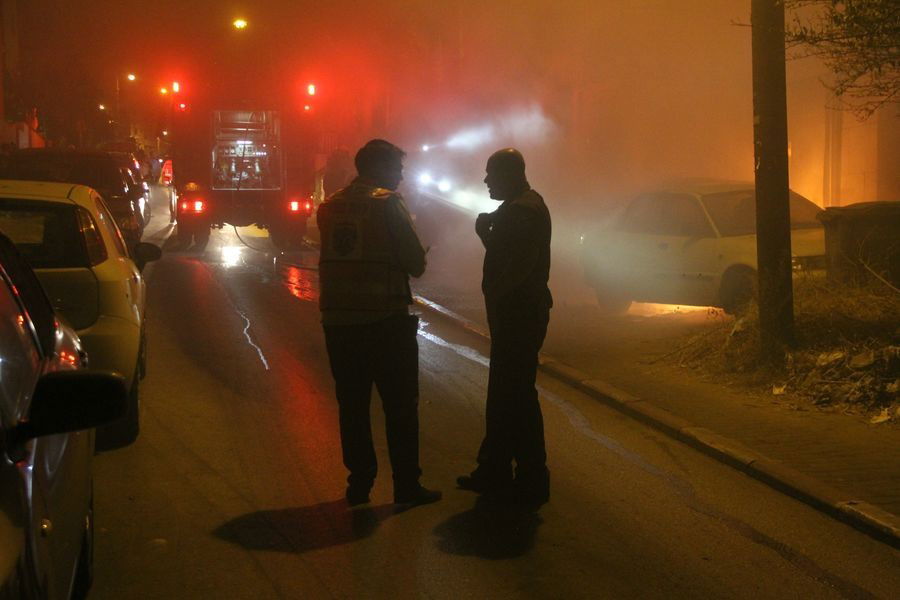 אש בבני-ברק: רכבים הוצתו, התושבים פונו