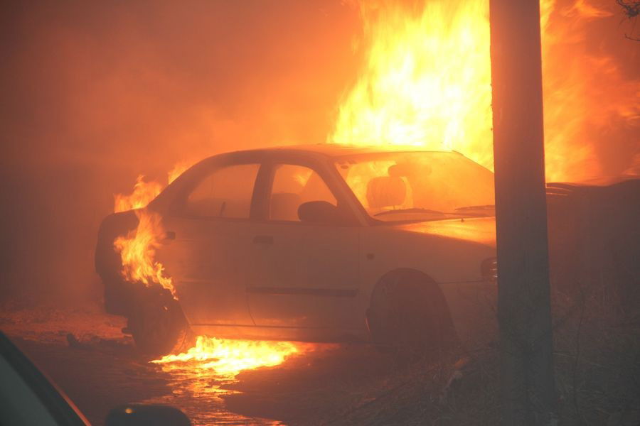 אש בבני-ברק: רכבים הוצתו, התושבים פונו