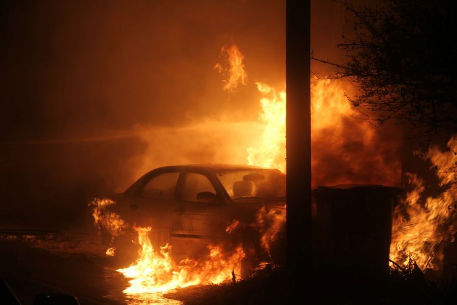 אש בבני-ברק: רכבים הוצתו, התושבים פונו