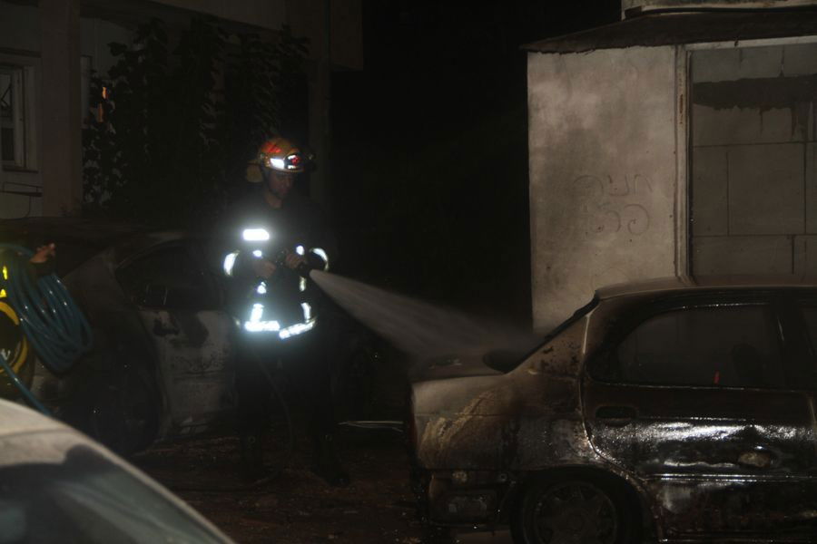 אש בבני-ברק: רכבים הוצתו, התושבים פונו