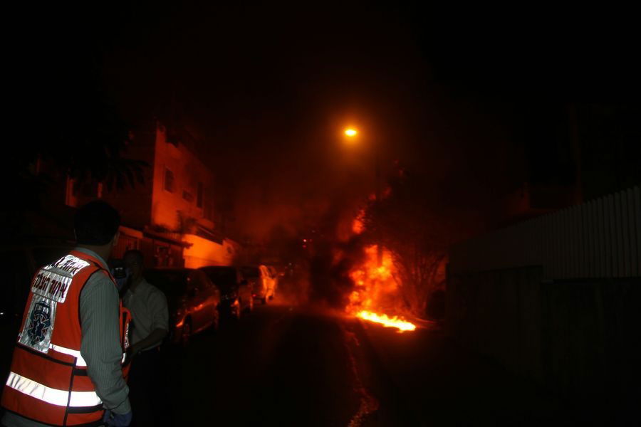 אש בבני-ברק: רכבים הוצתו, התושבים פונו