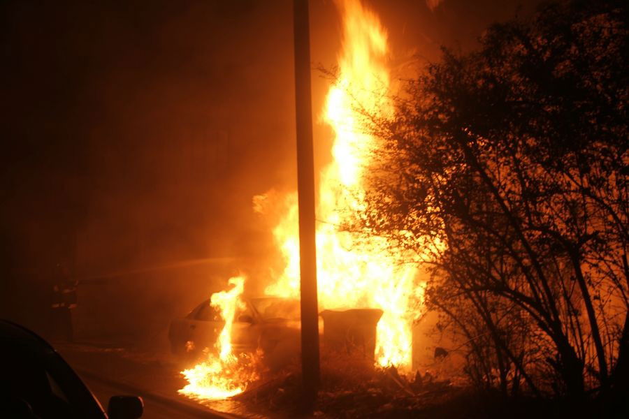 אש בבני-ברק: רכבים הוצתו, התושבים פונו