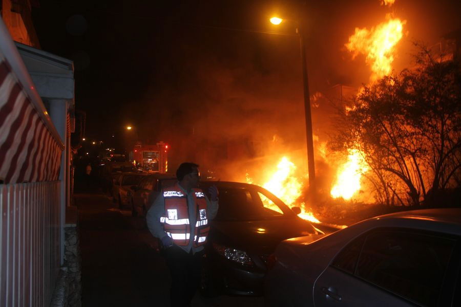 אש בבני-ברק: רכבים הוצתו, התושבים פונו