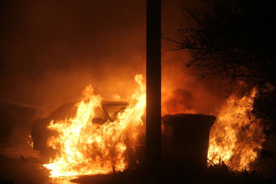 אש בבני-ברק: רכבים הוצתו, התושבים פונו