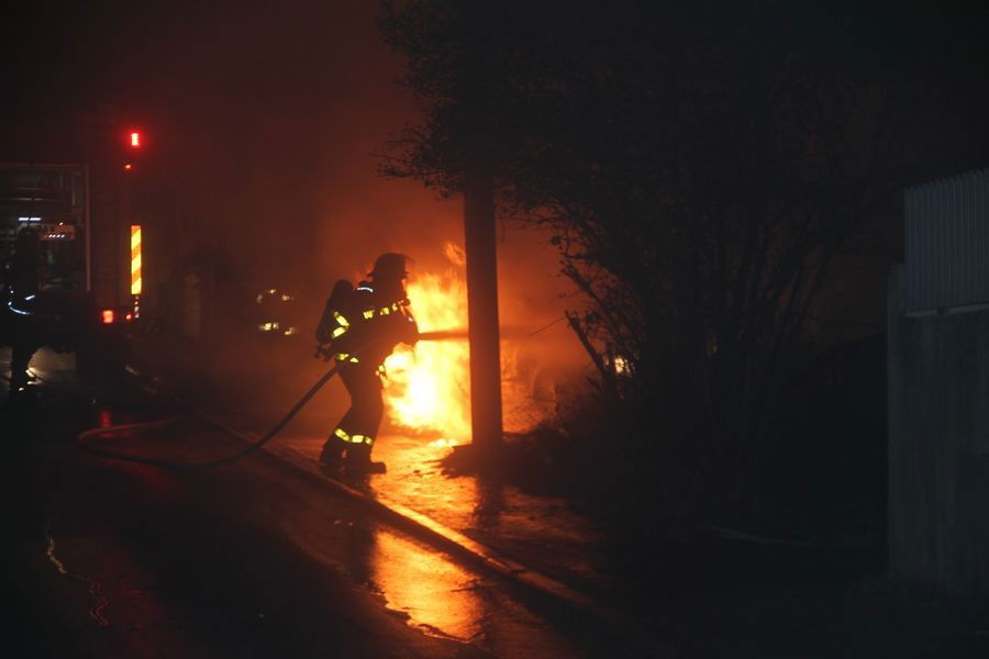 אש בבני-ברק: רכבים הוצתו, התושבים פונו