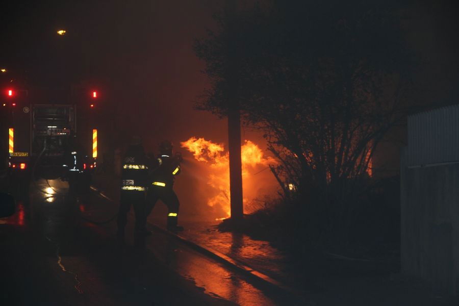אש בבני-ברק: רכבים הוצתו, התושבים פונו