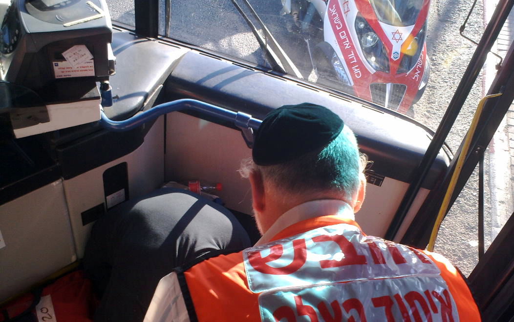 בני ברק: נהג אוטובוס בלם, נוסע נפל ונפצע