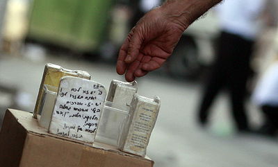 רב בלונדון הורה על דיל: הגנבים יחזירו הכסף ולא יוסגרו למשטרה