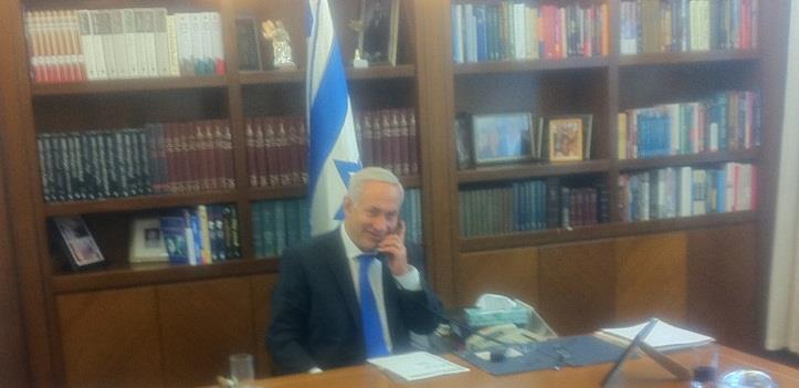 נתניהו משוחח עם שליט.