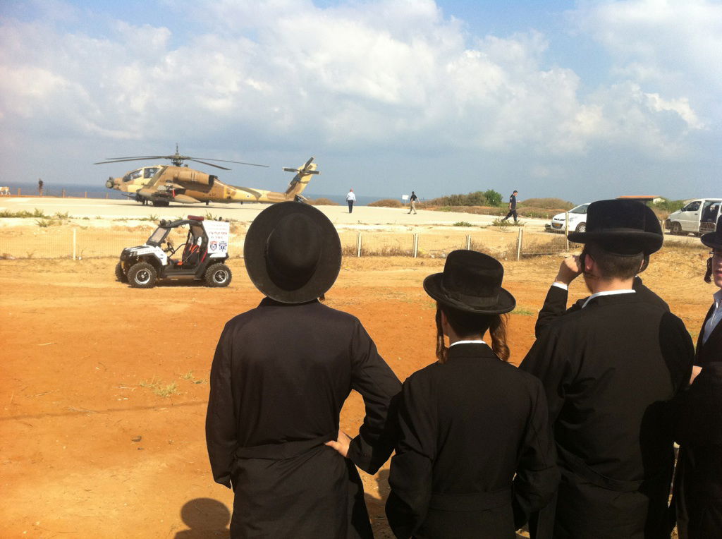 אטרקציה בנתניה: מסוק אפאצ'י ביצע נחיתת חירום