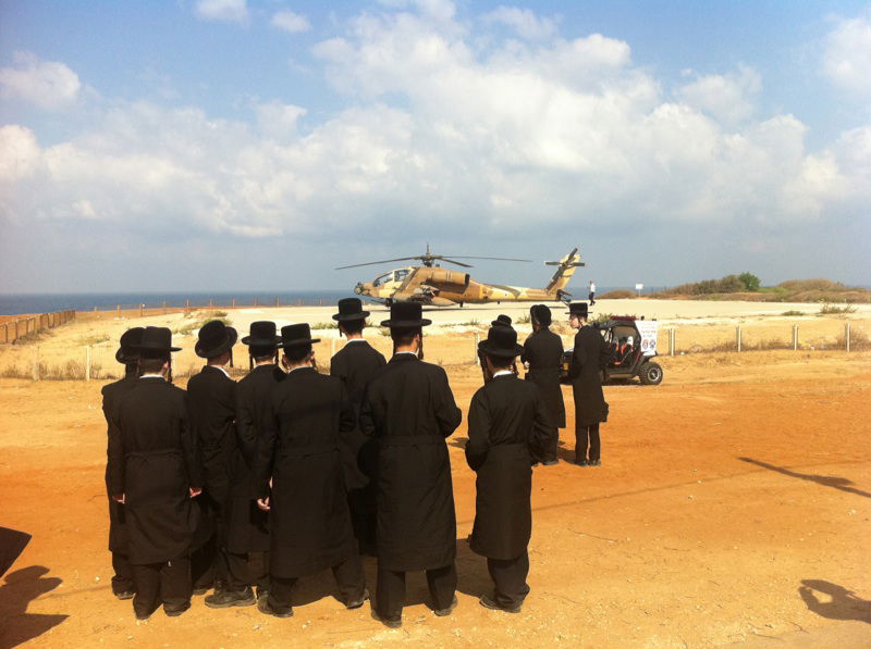 אטרקציה בנתניה: מסוק אפאצ'י ביצע נחיתת חירום