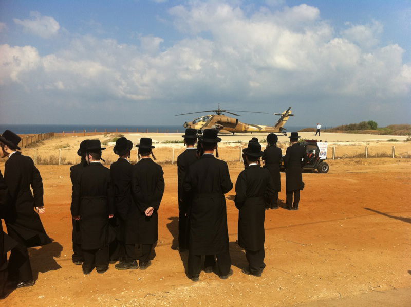 אטרקציה בנתניה: מסוק אפאצ'י ביצע נחיתת חירום