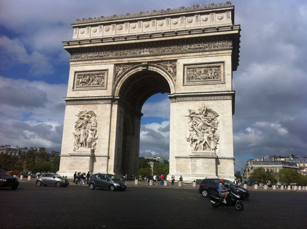 עיר האורות לובשת חג: "גדול הדור מגיע לפריז"