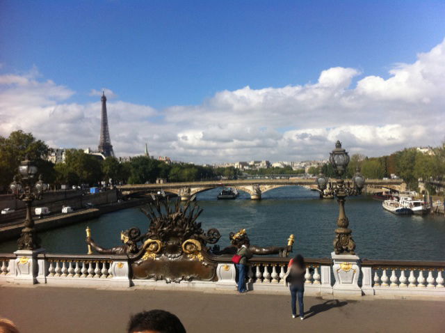 עיר האורות לובשת חג: "גדול הדור מגיע לפריז"