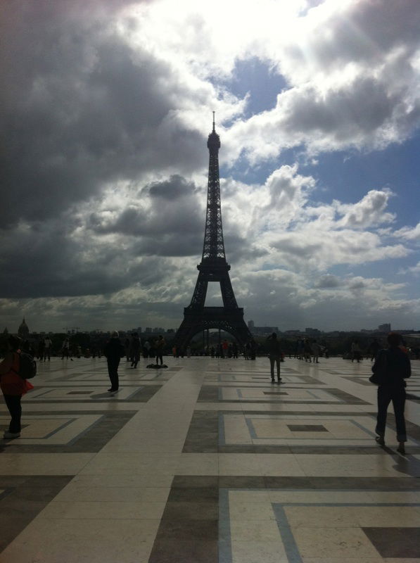 עיר האורות לובשת חג: "גדול הדור מגיע לפריז"