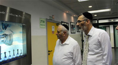 עומדים לימין התעשייה. צביקה כהן ומנכ"ל משרד הפנים בסיור בתפן