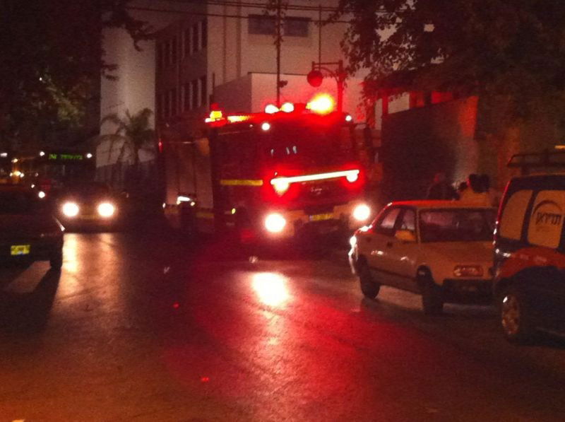 נס בבני-ברק: עץ עבות נפל על רכב בו נהג אברך