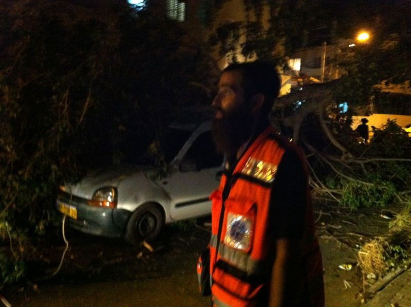 נס בבני-ברק: עץ עבות נפל על רכב בו נהג אברך