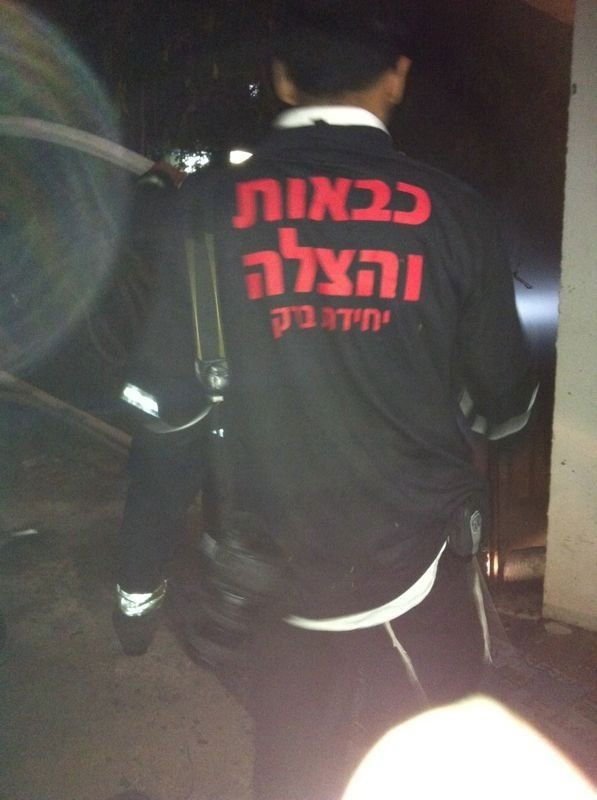 נס בבני-ברק: עץ עבות נפל על רכב בו נהג אברך