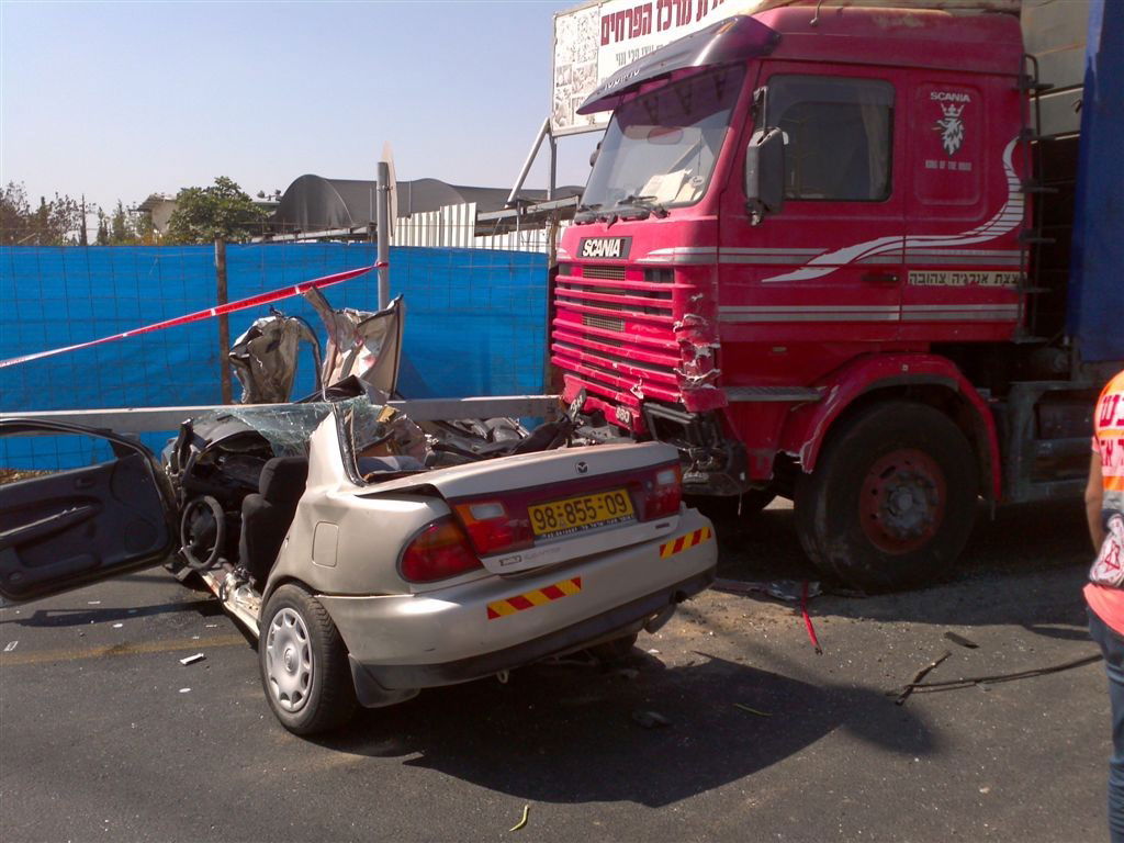 משאית מחצה רכב, בעל ואישה נהרגו