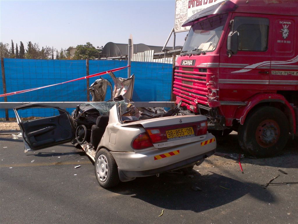 משאית מחצה רכב, בעל ואישה נהרגו