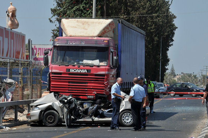 משאית מחצה רכב, בעל ואישה נהרגו
