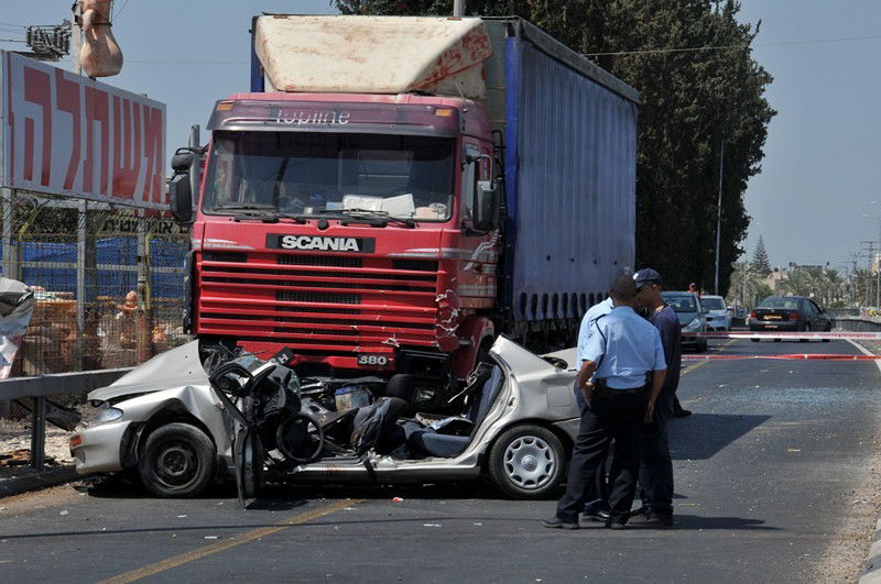 משאית מחצה רכב, בעל ואישה נהרגו
