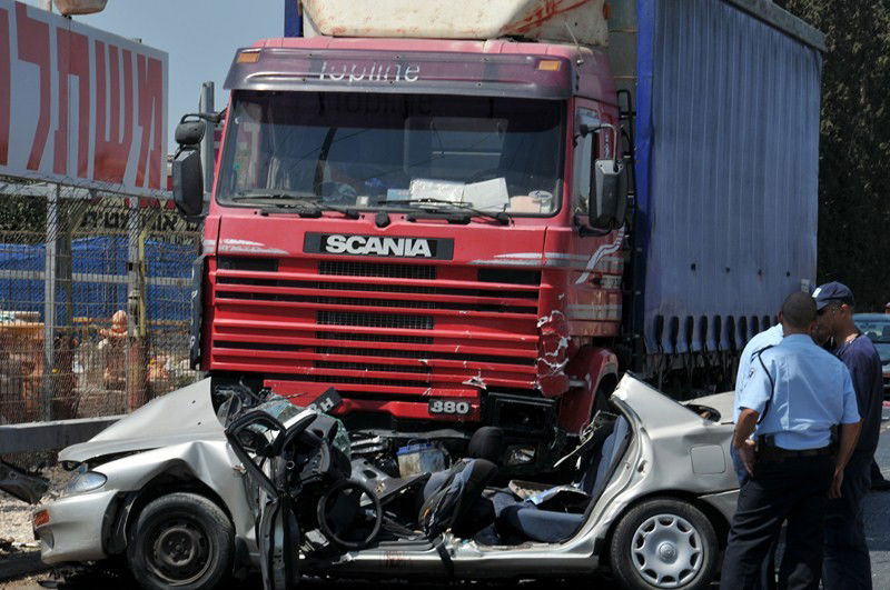משאית מחצה רכב, בעל ואישה נהרגו