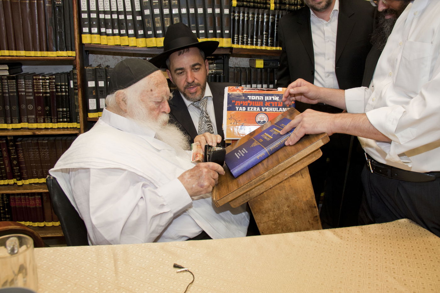 הגר"ח ליד עזרא ושולמית: "כך תחלקו כסף לנזקקים"