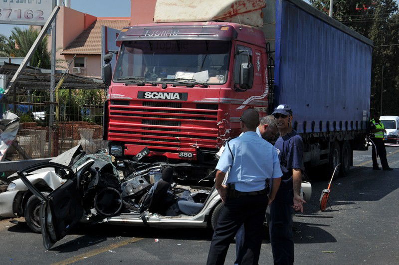 משאית מחצה רכב, בעל ואישה נהרגו