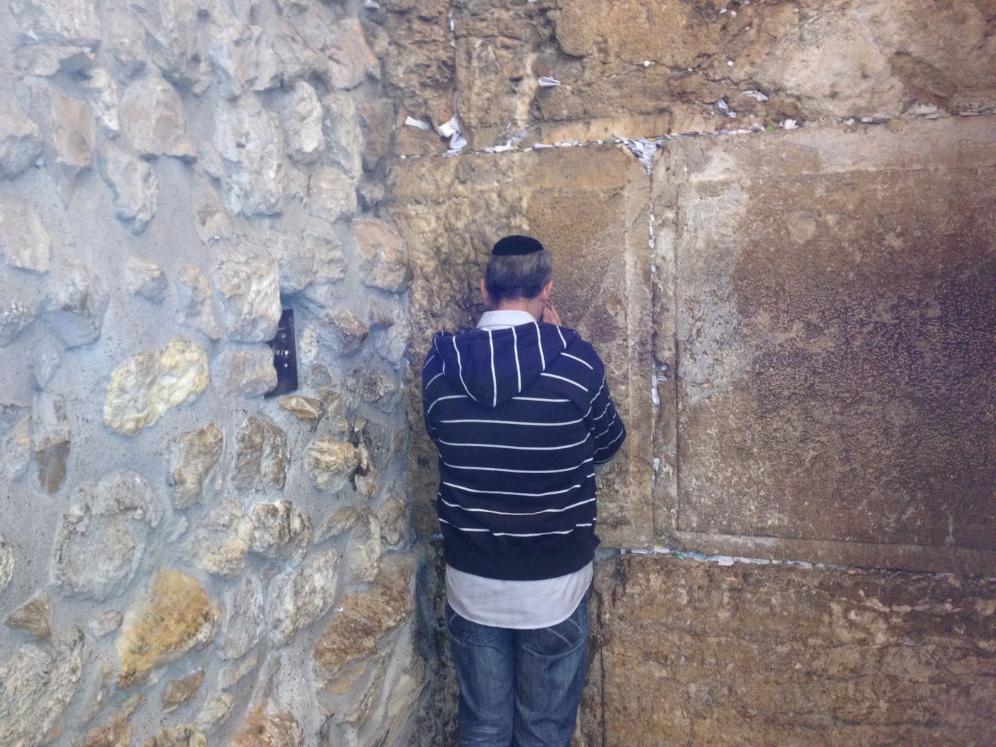 בְּמוֹצָאֵי מְנוּחָה: אלפים באמירת סליחות בכותל