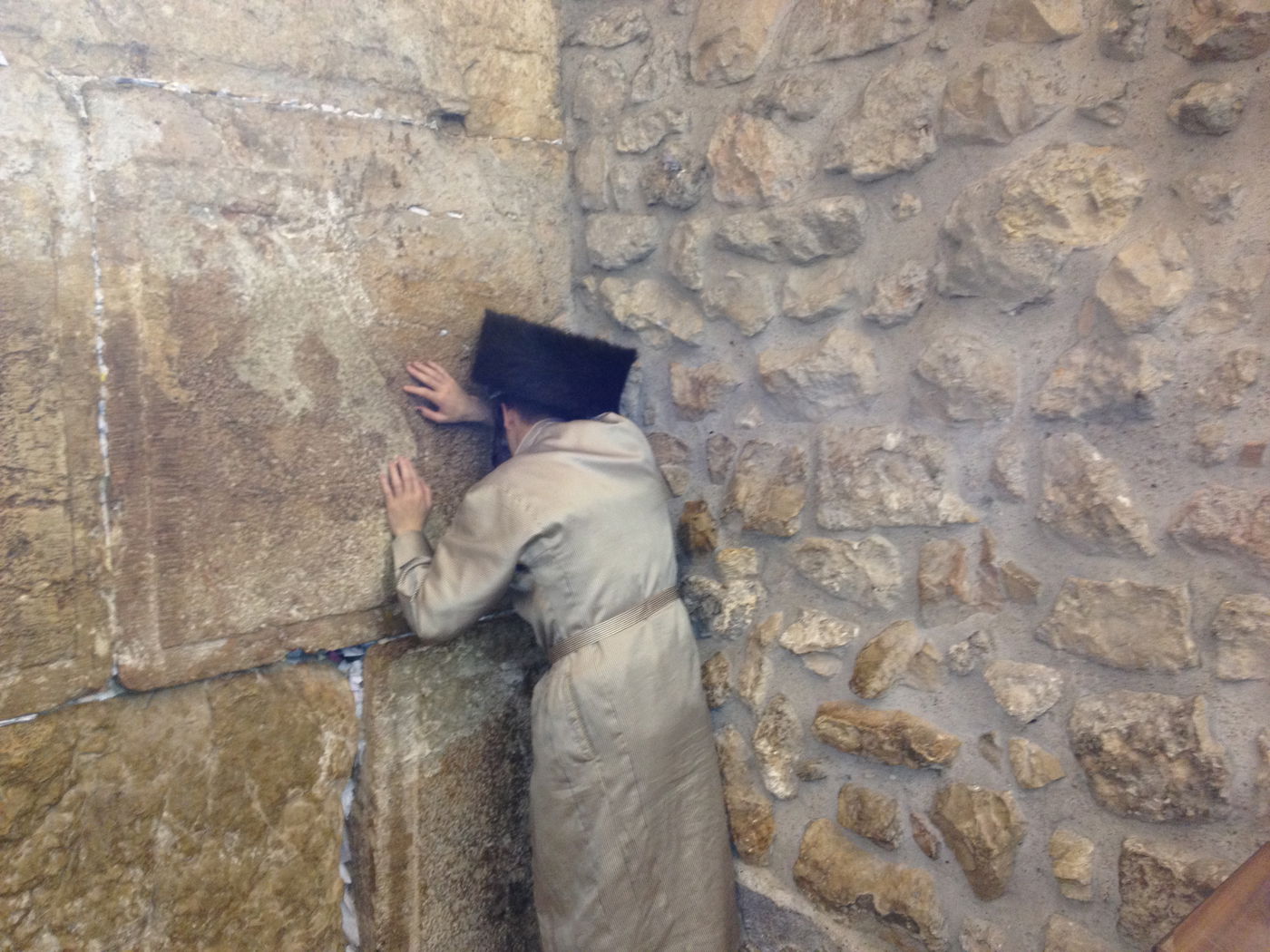 בְּמוֹצָאֵי מְנוּחָה: אלפים באמירת סליחות בכותל