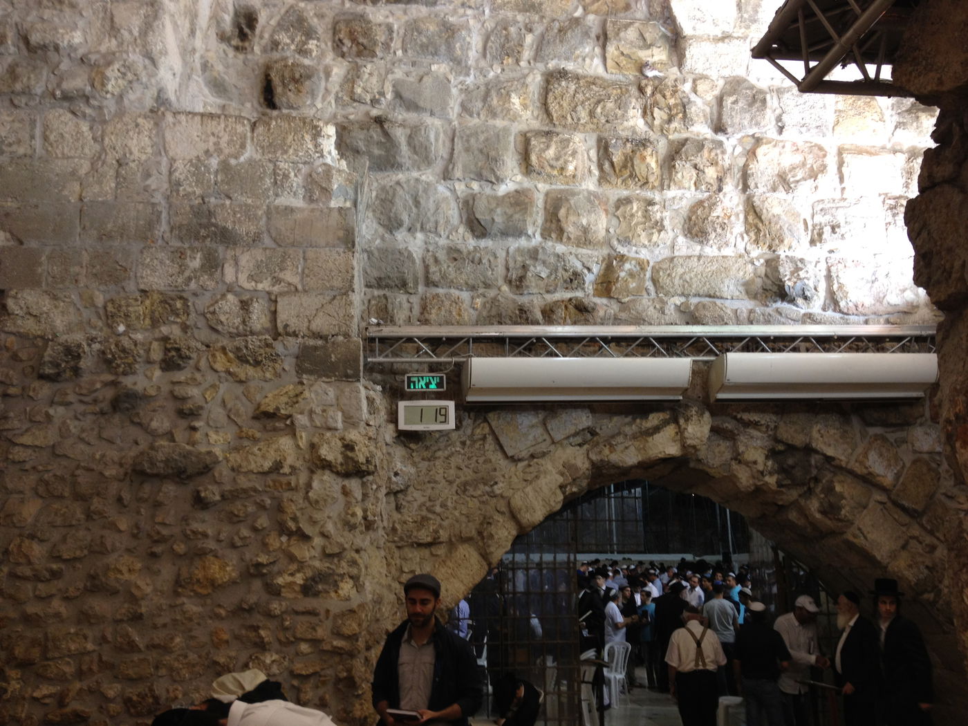 בְּמוֹצָאֵי מְנוּחָה: אלפים באמירת סליחות בכותל